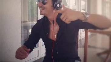 Mihai Petre, asa cum nu credeai ca o sa-l vezi vreodata! Mixeaza cu castile pe urechi ca un veritabil DJ