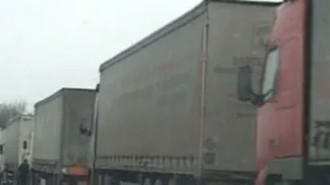 Zeci de soferi de TIR petrec Craciunul la vama, din cauza restrictiilor de trafic