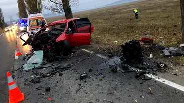 Accident înfiorător în Prahova! Un om a murit, iar altul este în stare gravă, după ce mașina în care erau s-a izbit de un copac