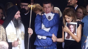 Imaginile durerii! Antrenorul de la SCM Zalău strânge în braţe un ursuleţ de pluş la înmormântarea fiicei sale