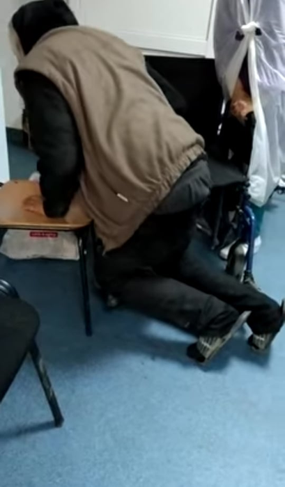 Bătrânul îngenuncheat pe holurile spitalului