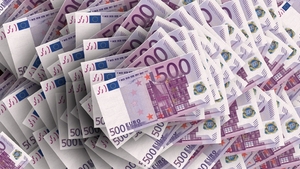 Viața a doi tineri, distrusă de "păcănele". Au furat 500.000 de euro ca să îi "joace"