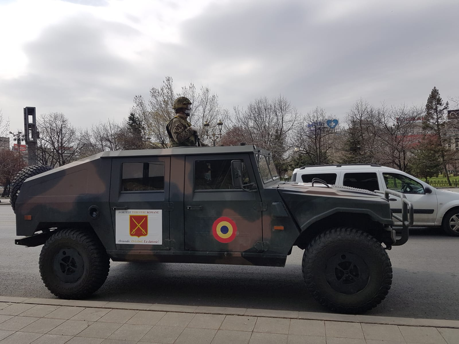 UPDATE imagini LIVE cu armata română pe străzile din Bucureşti! Sute de şoferi, verificaţi la una dintre intrările în oraş