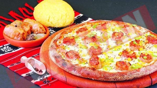 Prima pizza cu sarmale din lume