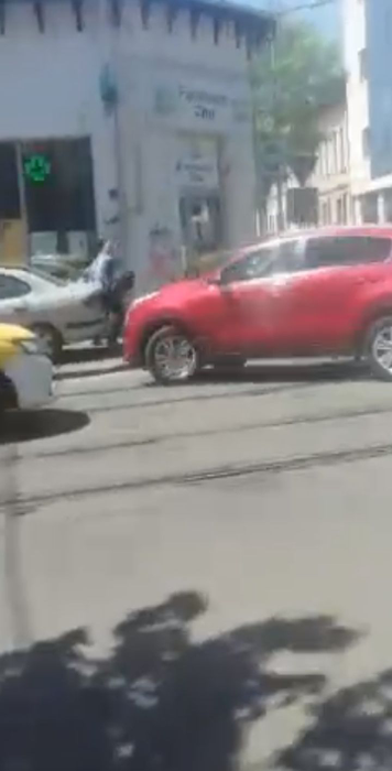 Un minor a fost  luat pe capotă de un şofer grăbit din Bucureşti pentru că traversa prea înce