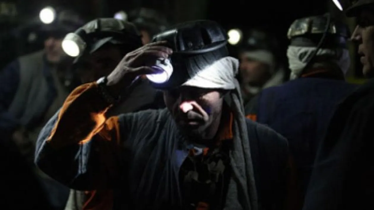 Minerii de la minele Paroșeni și Uricani s-au blocat în subteran