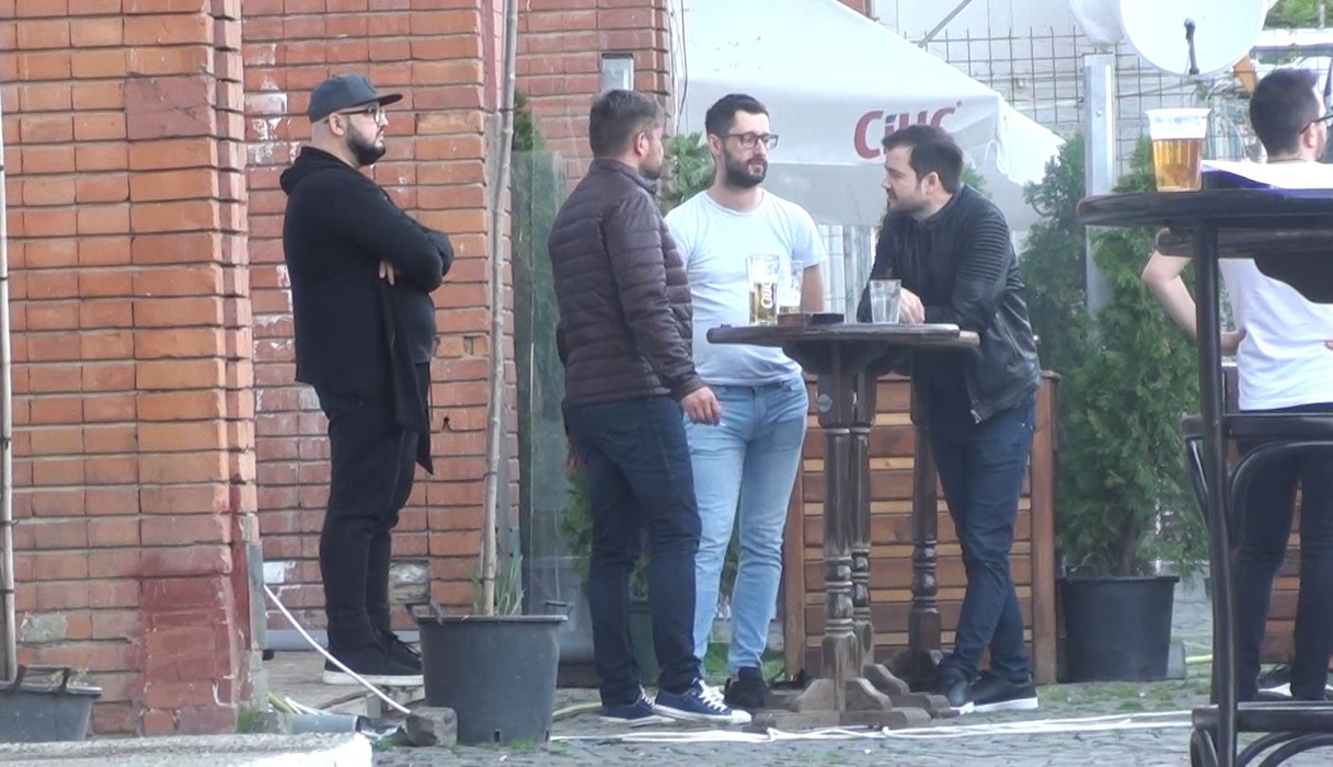 Băieții de la 3 Sud Est au pus la cale spectacolul la un pahar de bere