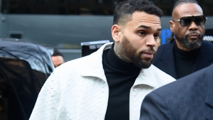 Chris Brown, obligat să plătească despăgubiri de 13 milioane de dolari după ce o fostă angajată a fost atacată de un câine al artistului