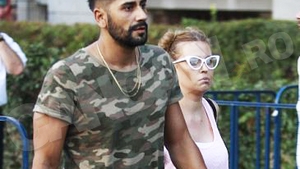 S-a dat ”jmeker”, dar s-a făcut de râs. Bodyguarzii l-au umilit pe CONNECT-R de faţă cu MISHA! Reporterii CANCAN.ro au fost martori la un episod pe care cântăreţul vrea să-l uite cât mai curând