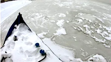 O nava s-a scufundat pe Dunare si alte 18 ambarcatiuni sunt in pericol din cauza ghetii!