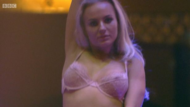 Cunoscută și sub numele de Sexy Samariteanca, Ellen are 24 de ani, este din orașul englez Brighton și s-a apucat de striptease din cauza sărăciei © BBC