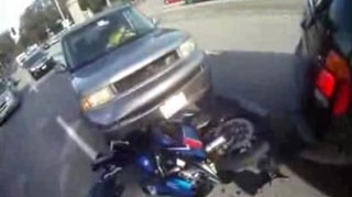 VIDEO Prins intre doua SUV-uri! A filmat in timp ce o baba i-a facut praf motorul!