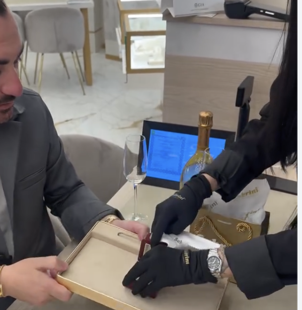 Cât costă inelul cu care Pescobar a cerut-o în căsătorie pe iubita lui. A plătit cu bani cash!
