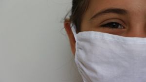 Pericolele ascunse în măștile de protecție, pe timp de caniculă. Medicii atenționează: „Oamenii uită să se hidrateze”