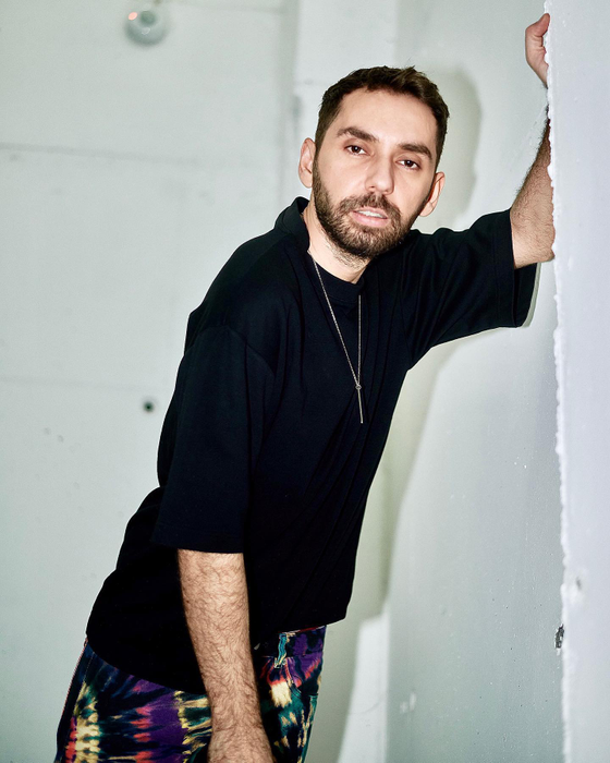 Adonis Enache: "Culmea e că avem cumva cam aceiași clienți și una e când doar cumperi un parfum sau cumperi un obiect, alta e când pui mâna pe el sau îi faci părul sau epilezi!"