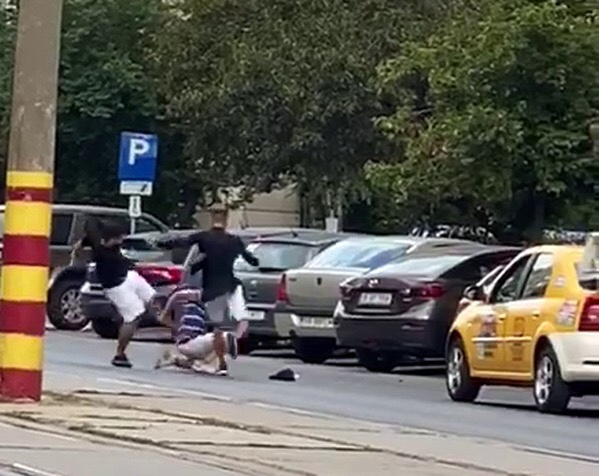 Momentul în care cei doi tineri îl agresează pe taximetrist