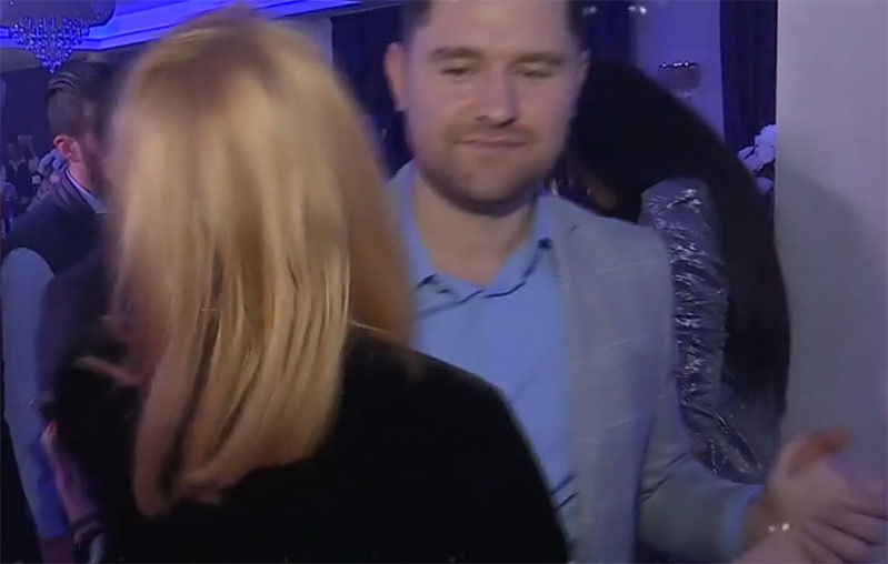Denisa de la Bambi s-a simţit foarte bine în compania tânărului care a însoţit-o