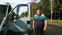 Un şofer care circula pe contrasens pe o stradă din Bucureşti s-a dat jos să sară la bătaie, când un alt autoturism care circula regulamentar i-a barat calea!