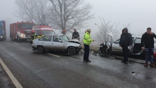 Accident în lanț pe DN 52, între Alexandria și Furculești. Trei mașini s-au făcut praf, doi oameni au fost răniți