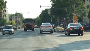 Nepotul ”Reginei” Maria Câmpina e mare fentosan: Umblă prin Capitală cu coloană oficială ca preşedintele României! Celebrul Stemabil umblă prin trafic într-o decapotabilă de colecţie, flancat ca-n filme de un Mercedes S nou-nouţ şi un BMW X6 scos din ţiplă! 