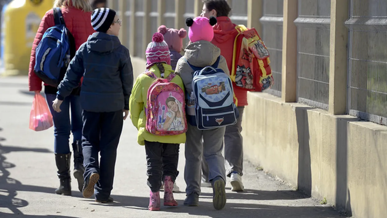 Ministrul EDUCAŢIEI a făcut anunţul: se modifică REGULAMENTUL şcolilor! Ce se va întâmpla cu telefoanele