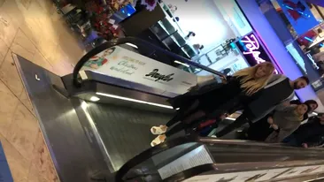 VIDEO EXCLUSIV. Sexy-patroneasa Medlife a întors toate privirile! Ce apariţie năucitoare a avut Regina milionăreasă a selfiurilor la shopping. Afară nu erau nici 5 grade, dar ea...