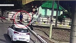 Un bărbat de 60 de ani, spulberat de tren la Valu lui Traian. Momentul dramatic a fost surprins de camerele de supraveghere