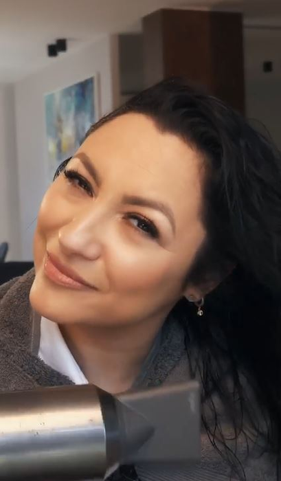 Andra, în ipostaze nemaivăzute până acum! S-a filmat în timp ce se vopsește singură acasă. Ce s-a întâmplat după ce și-a aplicat vopseaua pe păr
