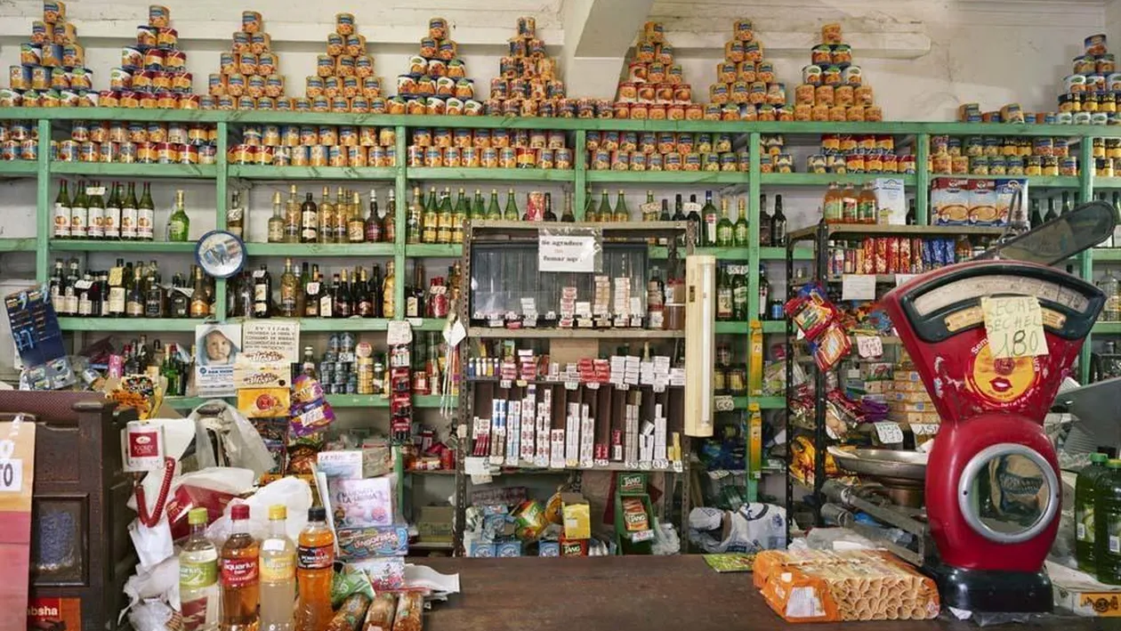 De-a râsu - plânsu! Discuție ireală dintre o vânzătoare și o vasluiască abia întorsă din Italia: „Io non conosco dinero romeno / 50 de lei, fă! Că ești din sat cu mine!”