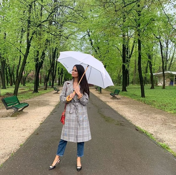 Primele imagini cu burtica de gravidă a soției lui Adi Sînă. Anca Serea naște în iulie