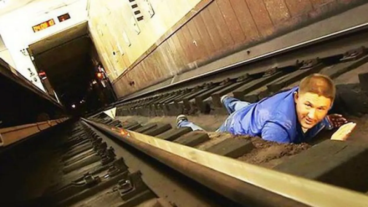 Mare atenţie! Cum să scapi cu viaţă în cazul în care ajungi pe şinele de metrou! Este foarte important să respectaţi aceste reguli