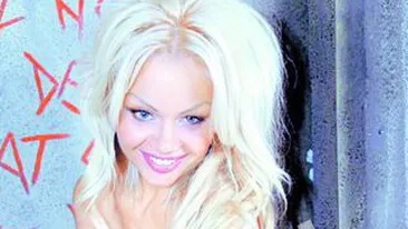 Pamela Anderson de Romania, o mamica grijulie! Se pregateste sa-si boteze fiul