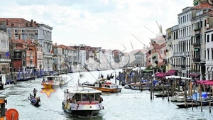 Cu banii stransi de la turisti, lautarii mananca la terase de lux. Cersetorii romani fac averi la Venetia