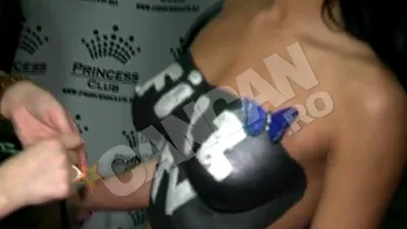 VIDEO Fizz s-a lipit de sanii Strambei lui Dodel! Mi-e jena ca sunt singura care defileaza goala