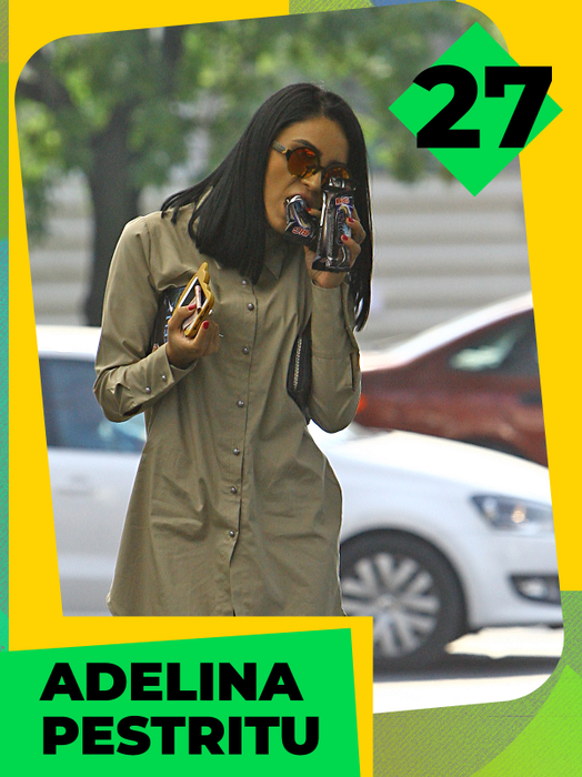TOP 30 sexy vedete care au făcut show cu frișcă și cu înghețată! Antonia, Delia și Babs nu s-au putut abține! Avem 100 de fotografii de colecție!