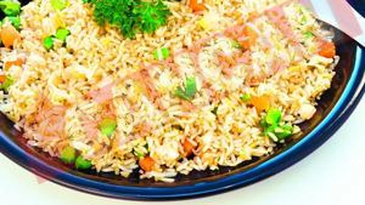 Orez chinezesc cu oua si legume