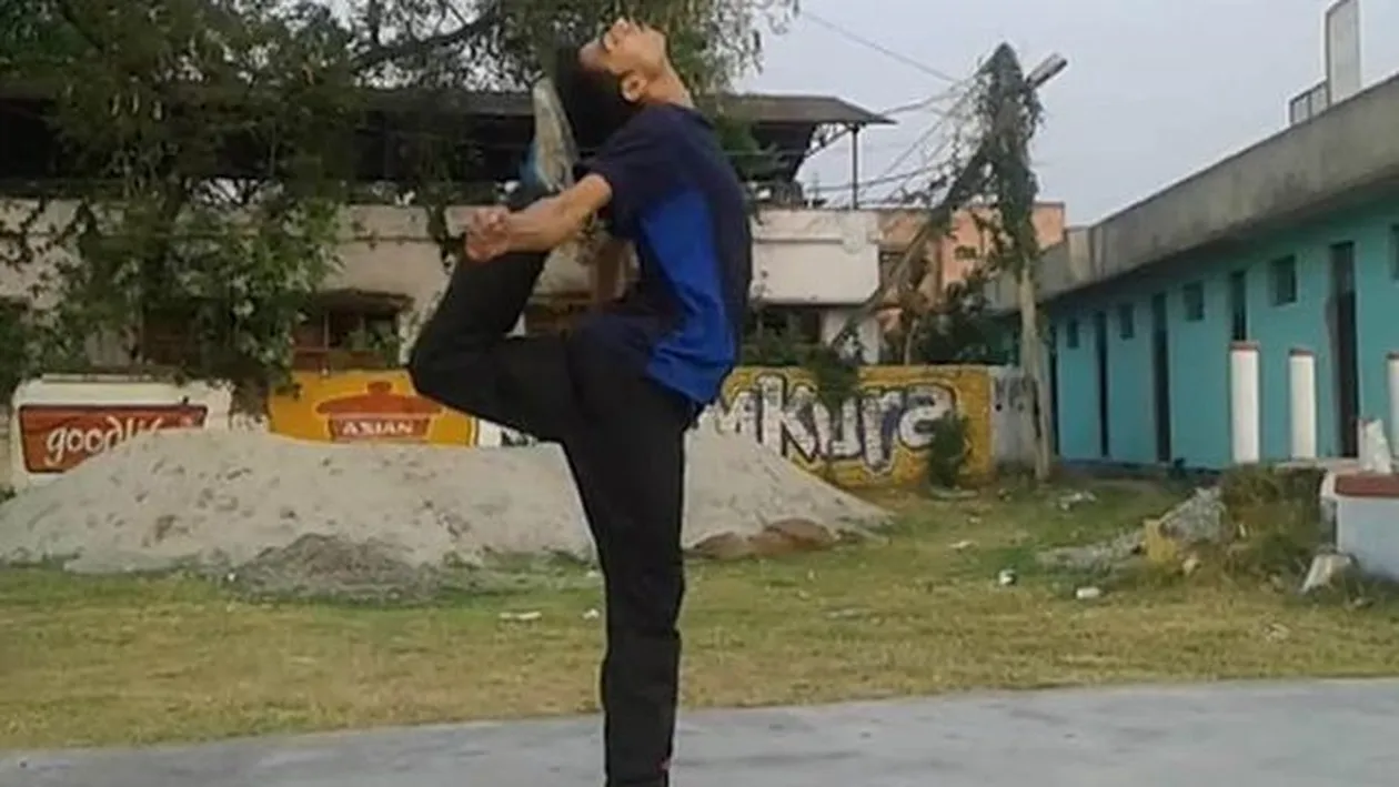 Vrea să ajungă în Cartea Recordurilor cu un record ciudat: se poate lovi singur cu piciorul în cap! 