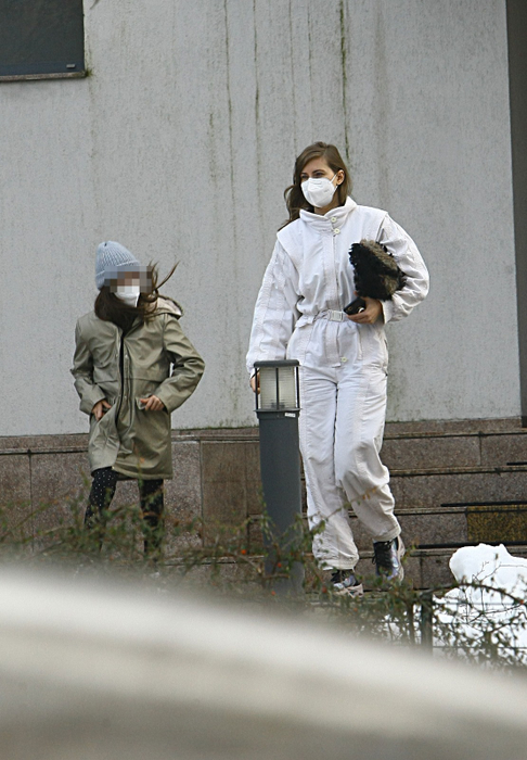 Iulia Albu a purtat un combinezon asemănător cu cel al infecționiștilor de la Wuhan