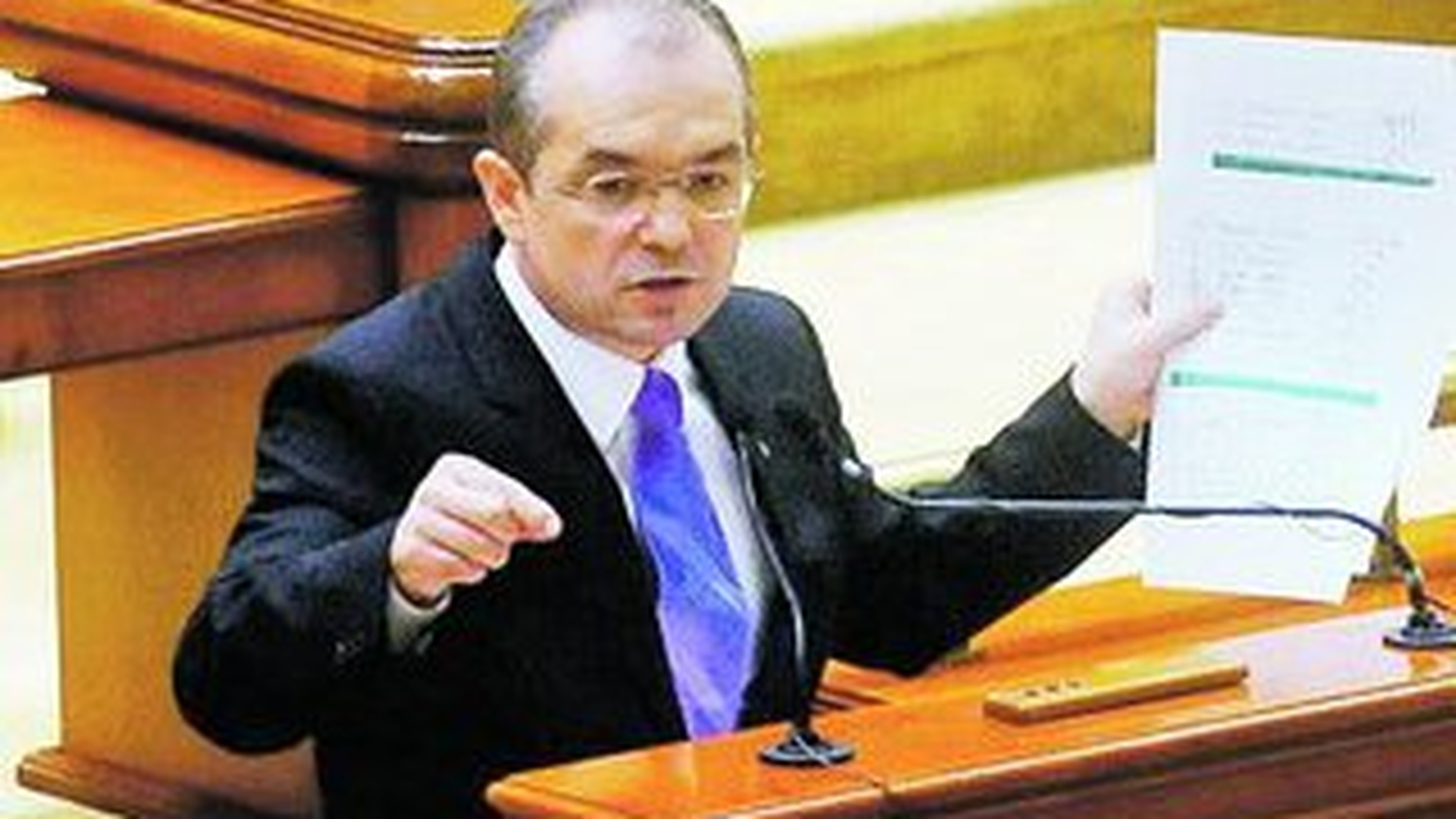Trei ani de liceu si amenzi pentru absente