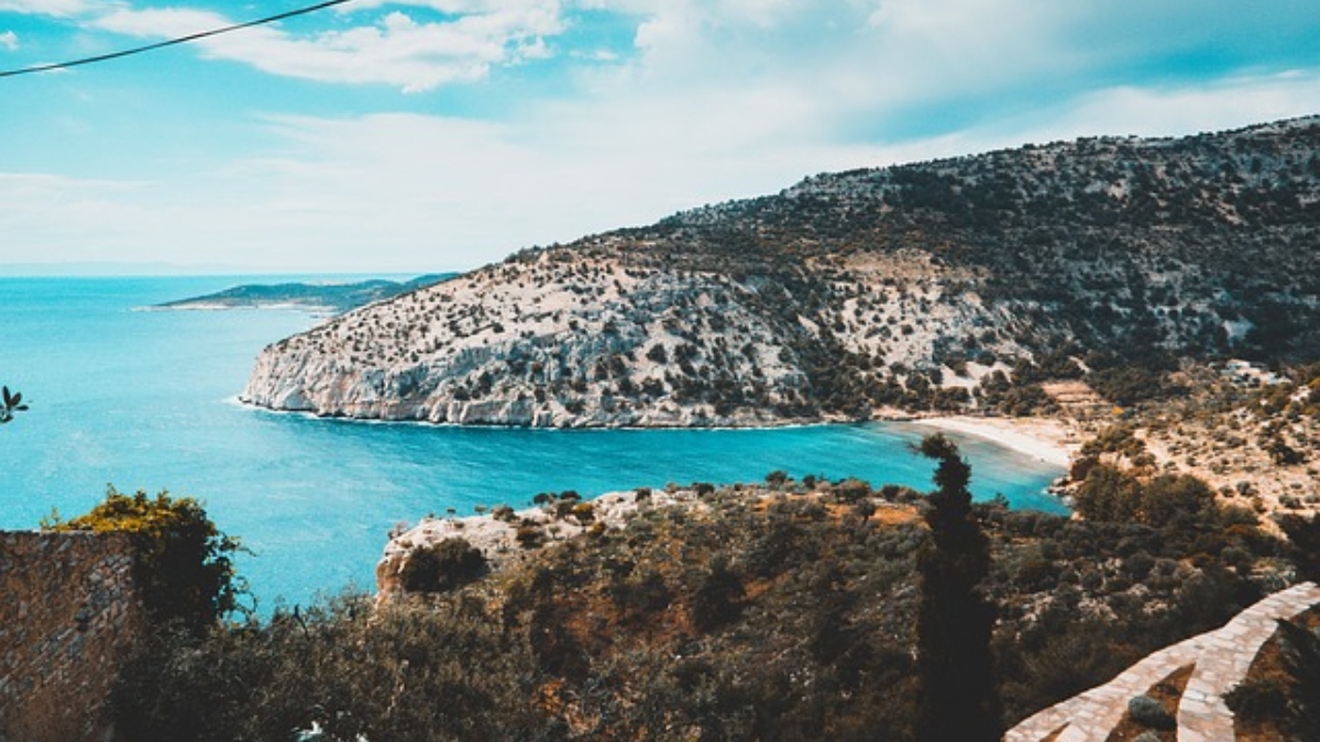 Vacanța unor români s-a transformat în coșmar! Cum au rămas fără bani, după ce au fost la mănăstire în Grecia: „Aveți mare grijă”
