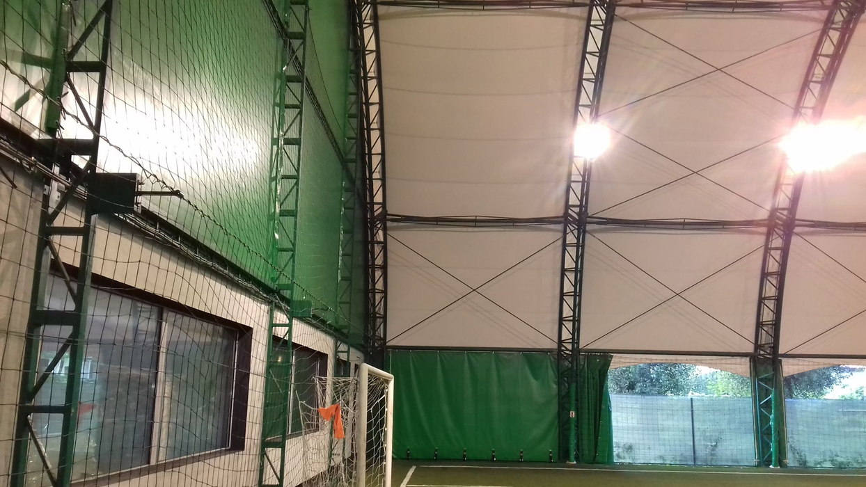 Sala de fotbal este dotată după ultimele standarde