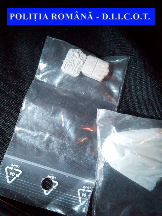 În urma perchezitiilor, polițiștii au ridicat 500 de grame de canabis, ustensile folosite la cultivare, cântare electronice, grindere pentru mărunțit canabisul, pastile ecstasy și ciuperci halucinogene