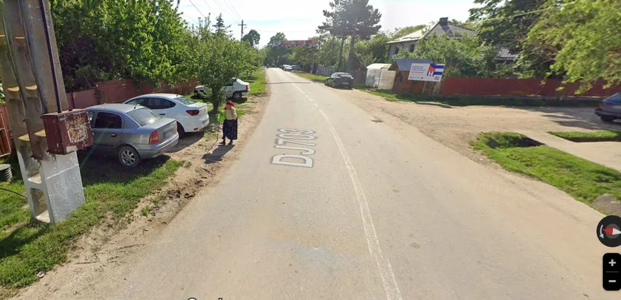 Mașinile sunt la tot pasul în cea mai săracă localitate din România