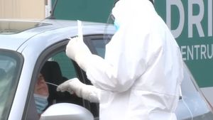 Acuzații grave unui centru de testare COVID-19 din București. Cel mai cunoscut PR din Capitală și unul dintre cei mai bogați români au fost depistați pozitiv, apoi negativ, de două ori, de alte centre
