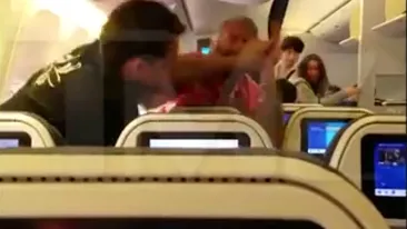 VIDEO. Momente de panică într-un avion. Doi pasageri s-au luat la pumni în mod GRAV! Meciul de box a avut două runde!