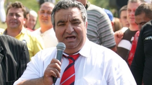 Plansete si jale la capataiul Regelui Cioaba! O femeie a lesinat cand trupul neinsufletit al barbatului a fost mutat in sicriu