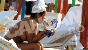 N-ai fi crezut ca, la cat a slabit, Margherita face concurs de mancat cu mama ei. Uite-le cum infuleca pe plaja!