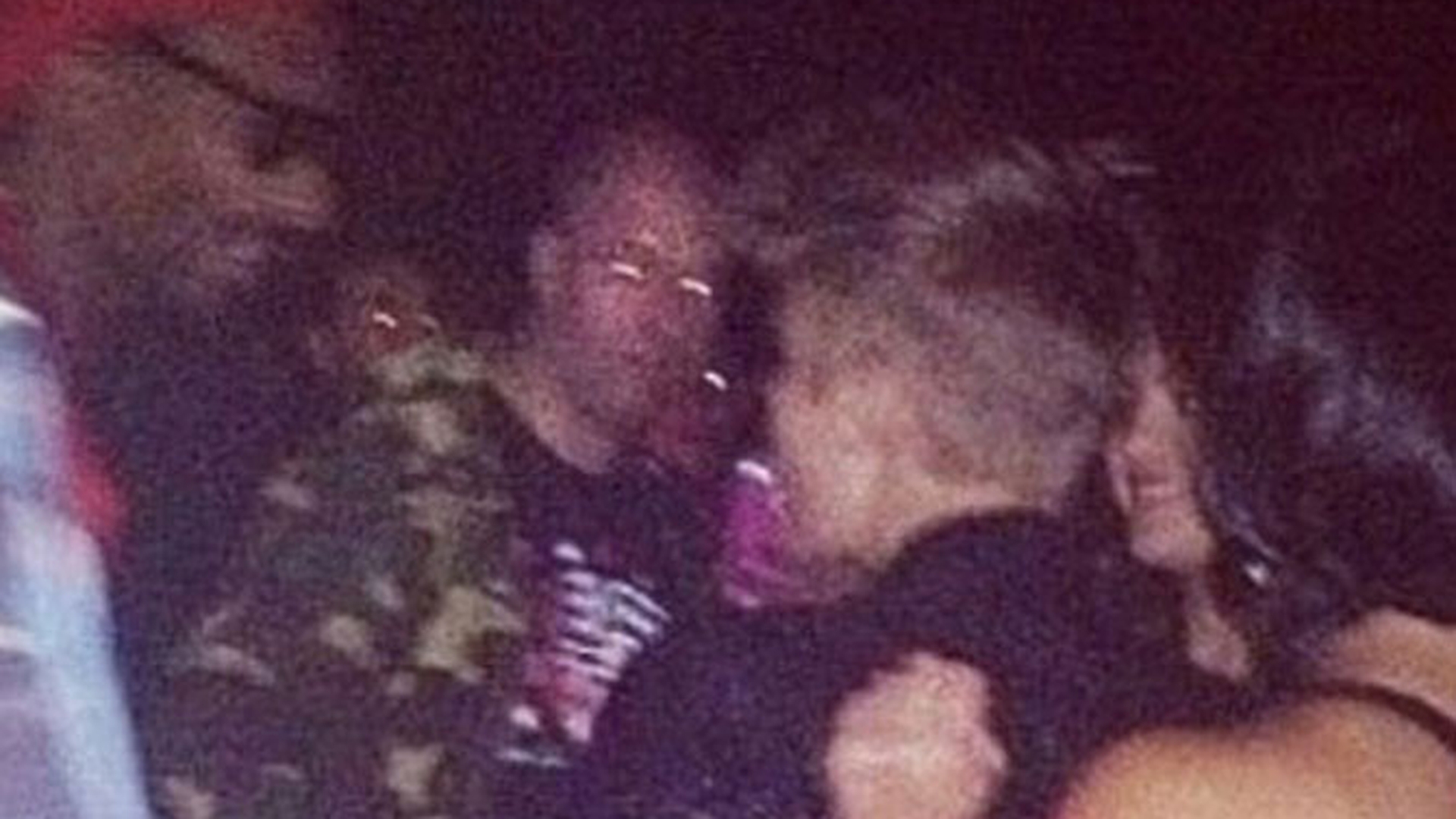 Destrabalare maxima in club! Minorul Justin Bieber a baut pana dimineata cu iubita lui si a "postit" un joint cu Snoop Dogg