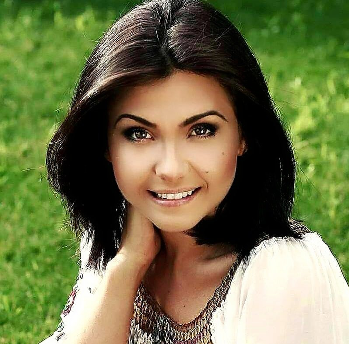 Teroare publică pentru o celebră cântăreață din România! Cine e influentul milionar care o amenință că-i distruge cariera