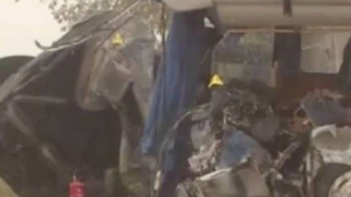 Autobuz şcolar, spulberat de un camion! O persoană a murit şi doi copii au fost grav răniţi